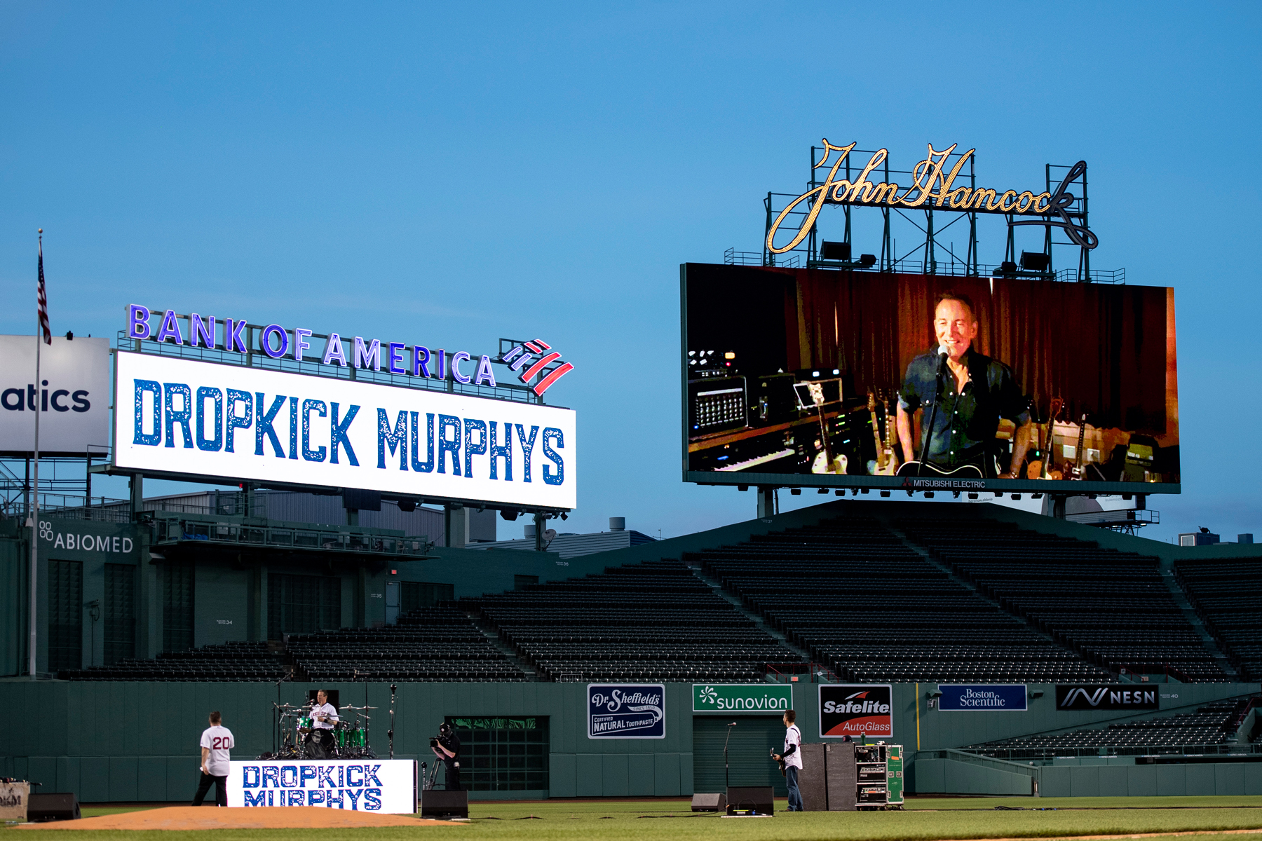 I-ai vazut vreodata pe Dropkick Murphys cantand pe un stadion gol?