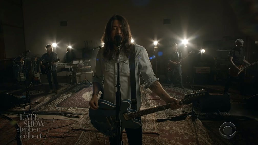 Vezi trupa Foo Fighters interpretând live single-ul Shame Shame la Tha Late Show cu Stephen Colbert