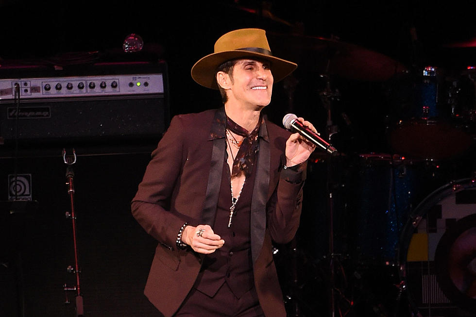 Perry Farrell a avut corzile vocale tomporar scoase în timpul unei operaţii de hernie