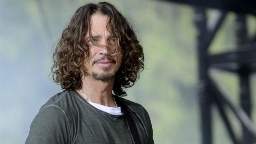 Vezi videoclipul pentru versiunea piesei 'Watching The Wheels' lui JOHN LENNON intepretată de CHRIS CORNELL