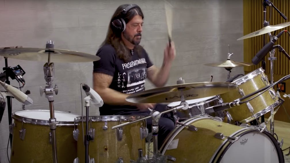 Dave Grohl intepretează Little Drummer Boy alături de The Bird And The Bee
