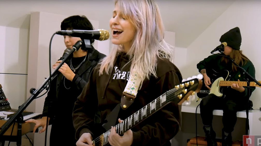 "Nu am mai făcut niciodată asta fără Paramore" Vezi artista Watch Hayley Live At NPR’s Tiny Desk (Home) Concert