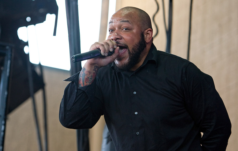 Vezi fostul vocalist KILLSWITCH ENGAGE interpretând "Simple Man" de la LYNYRD SKYNYRD