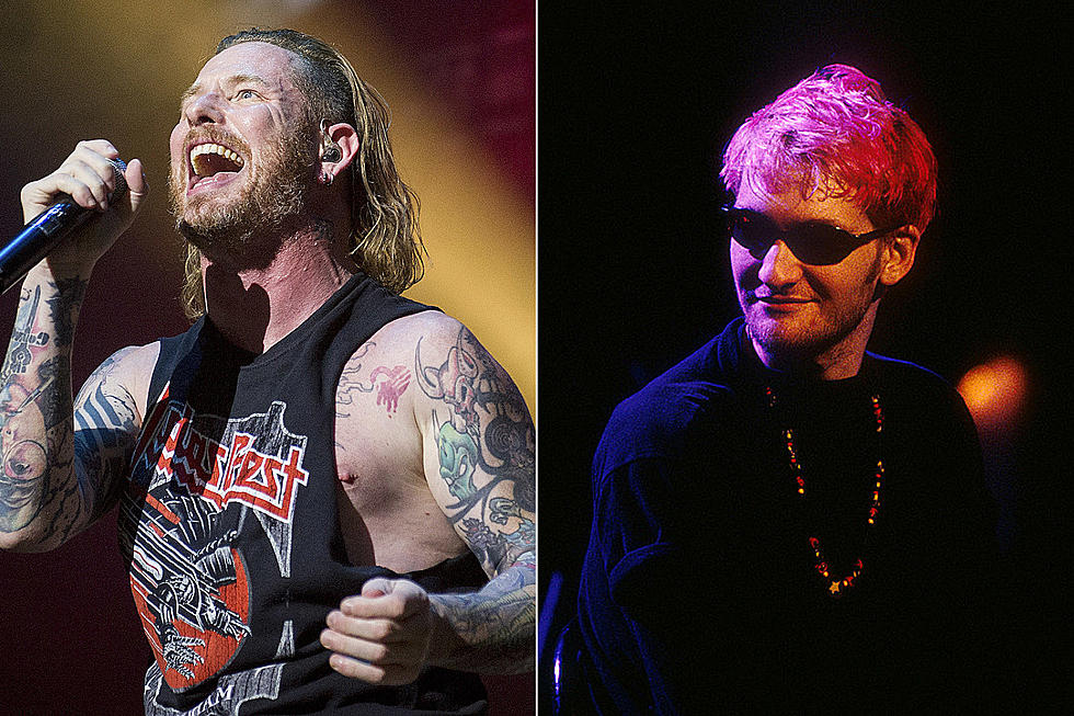 Corey Taylor şi Dave Navaro interpretează "Man in the Box" de la Alice in Chains