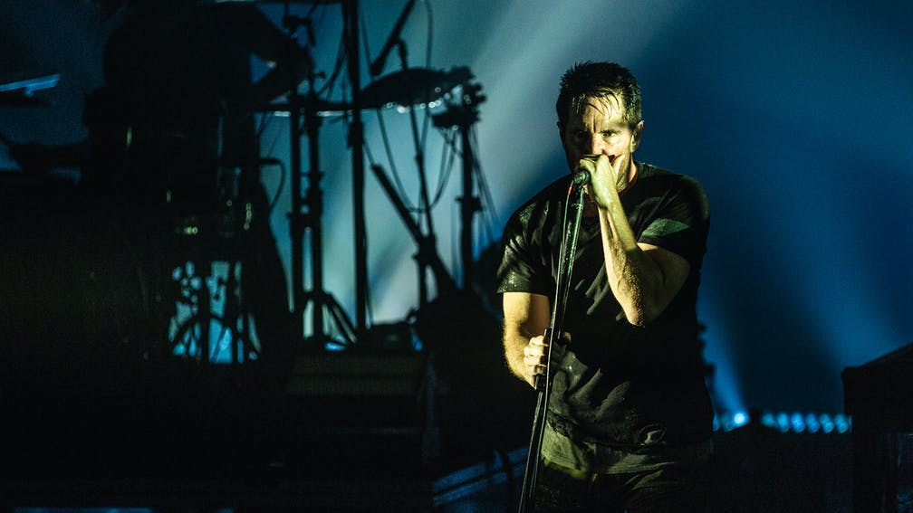 Urmăreşte-l pe Trent Reznor interpretând Fashion and Fantastic Voyage de la Devid Bowie