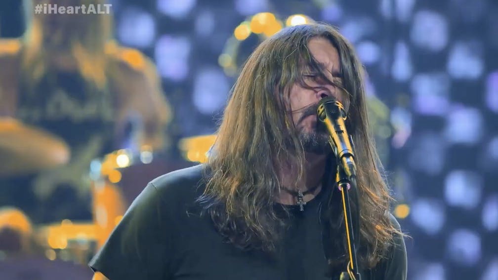 Vezi trupa Foo Fighters interpretand Everlong la iHeartRadio ALTer EGO