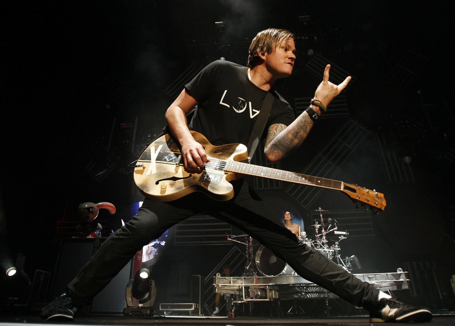 Trupa Angels & Airwaves a lui Tom DeLonge va lansa cel de-al saselea material