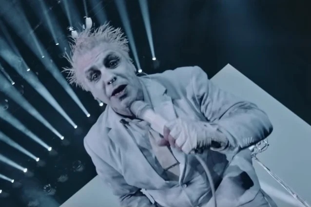 Vezi un nou clip LINDEMANN cu intepretarea piesei 'Praise Abort' de pe Blue-Rayul 'Live In Moscow'