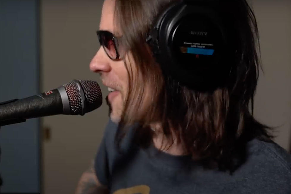 Urmareste-l pe Myles Kennedy interpretând un cover după Earth, Wind & Fire