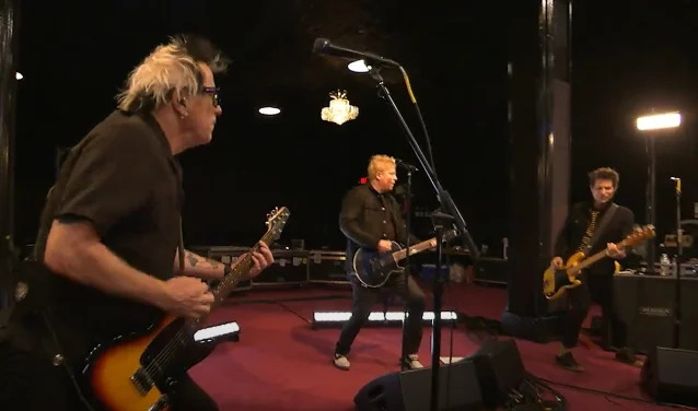 Trupa The Offspring interpretează live piesa 'Let The Bad Times Roll'