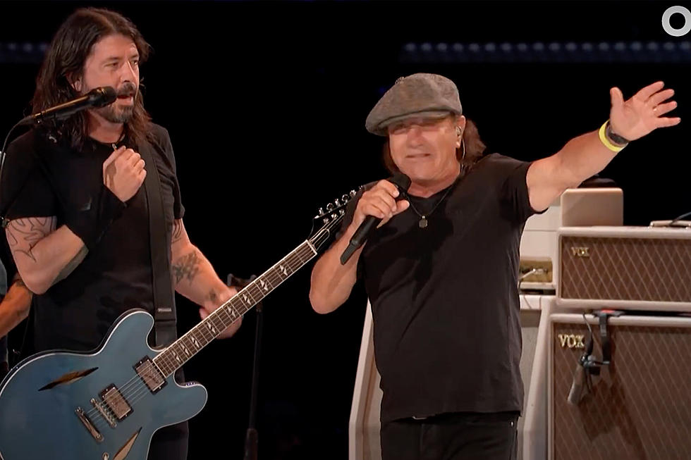 Foo Fighters alături de Bian Johnson interpretează Back in Black de la AC/DC