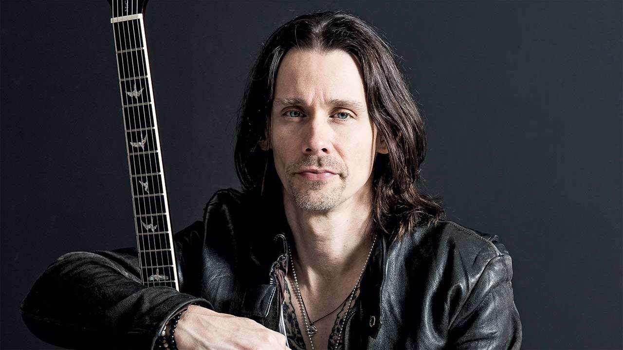 Myles Kennedy interpretează un cover dupa piesa "The Mob Rules" de la Black Sabbath la o chitară slide - contemporary-establishment