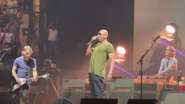DAVE CHAPPELLE s-a alăturat celor de la FOO FIGHTERS pe scenă pentru a interpreta piesa 'Creep' de la RADIOHEAD