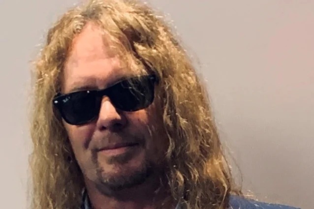 Legendarul chitarist JOHN SYKES lansează clipul pentru piesa 'Out Alive'