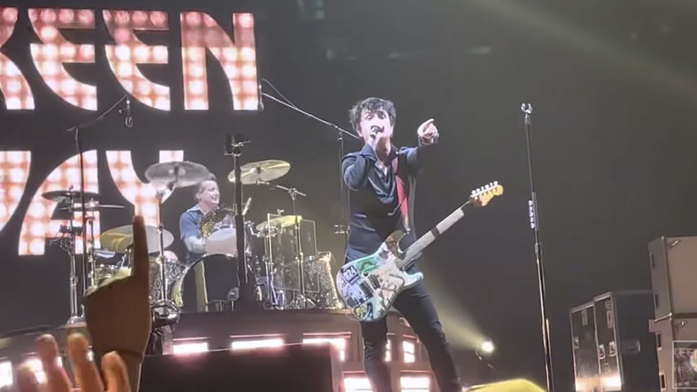 Vezi trupa Green Day interpretând un cover după piesa Rock And Roll All Nite a celor de la KISS
