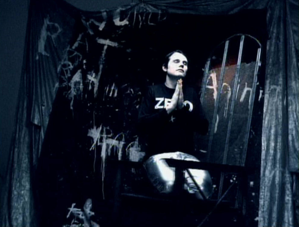 Vezi intepretarea live at ANL a piesei  "Bullet With Butterfly Wings" de la Smashing Pumpkins din 1995