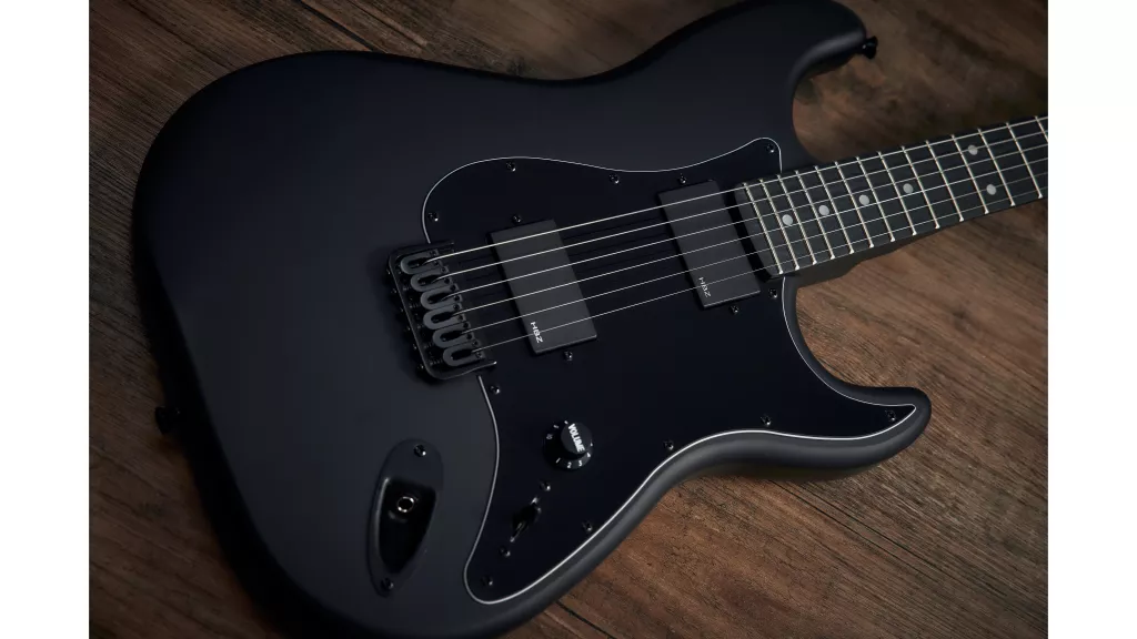 Harley Benton lansează chitara electrică, negru satin, echipată cu doze active la 128 Euro - contemporary-establishment