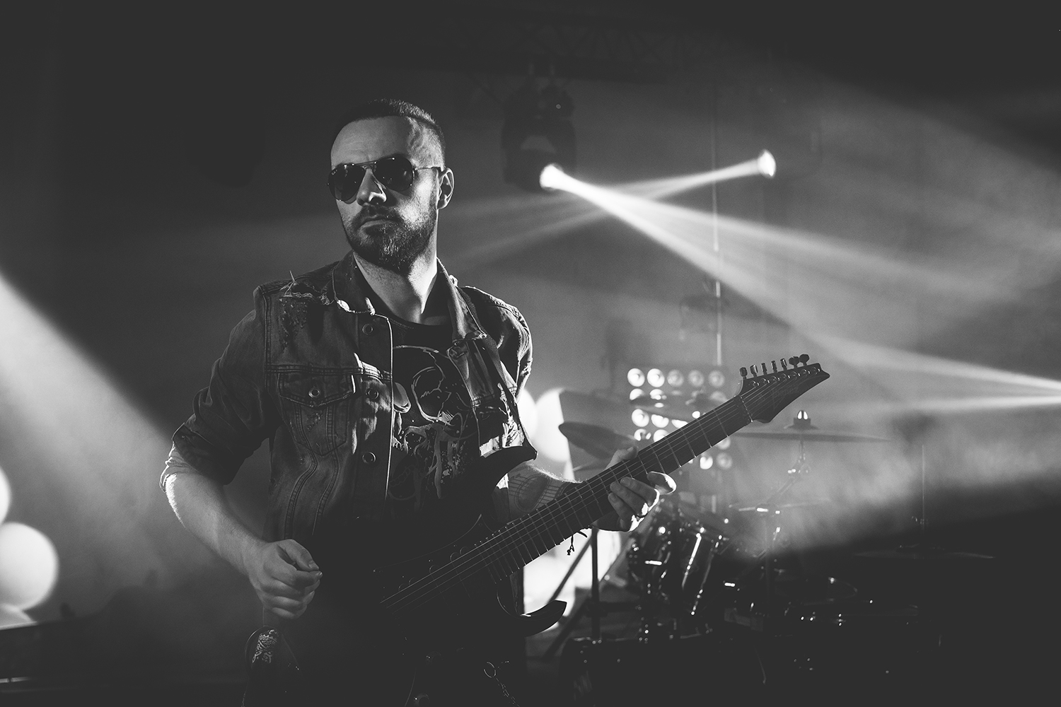 Sebi Bârzeianu, chitaristul trupei timișorene Phaser, a lansat single-ul "Morse Code" - contemporary-Establishment