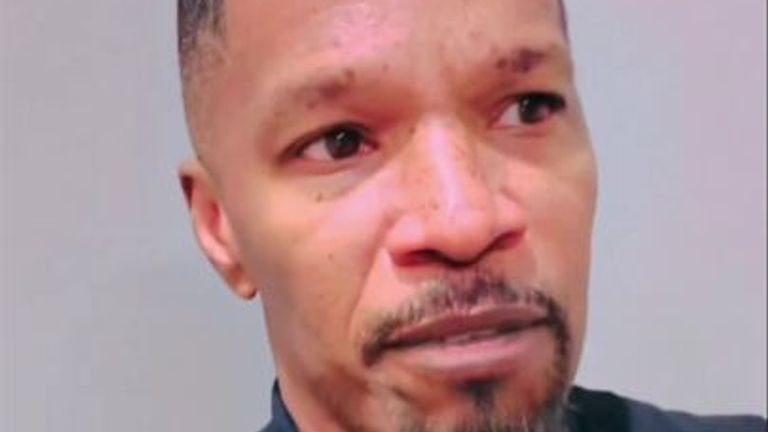 „Nu am vrut să mă vedeți așa”- Jamie Foxx În Lacrimi Mulțumește Familiei Sale În Primul Videoclip către Fani Care Discută Despre Spitalizarea Subită - Contemporary-Establishment