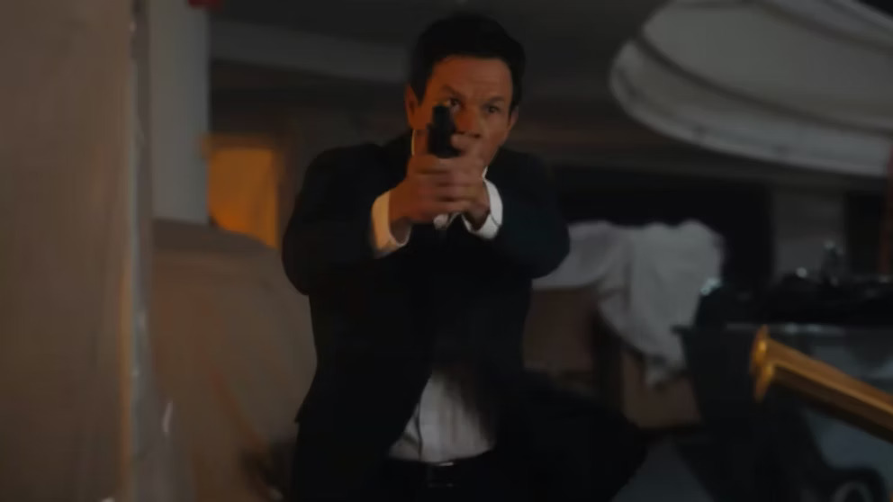Mark Wahlberg fuge de asasini într-un Road Trip cu familia, în trailerul pentru The Family Plan Trailer - Contemporary-Establishment