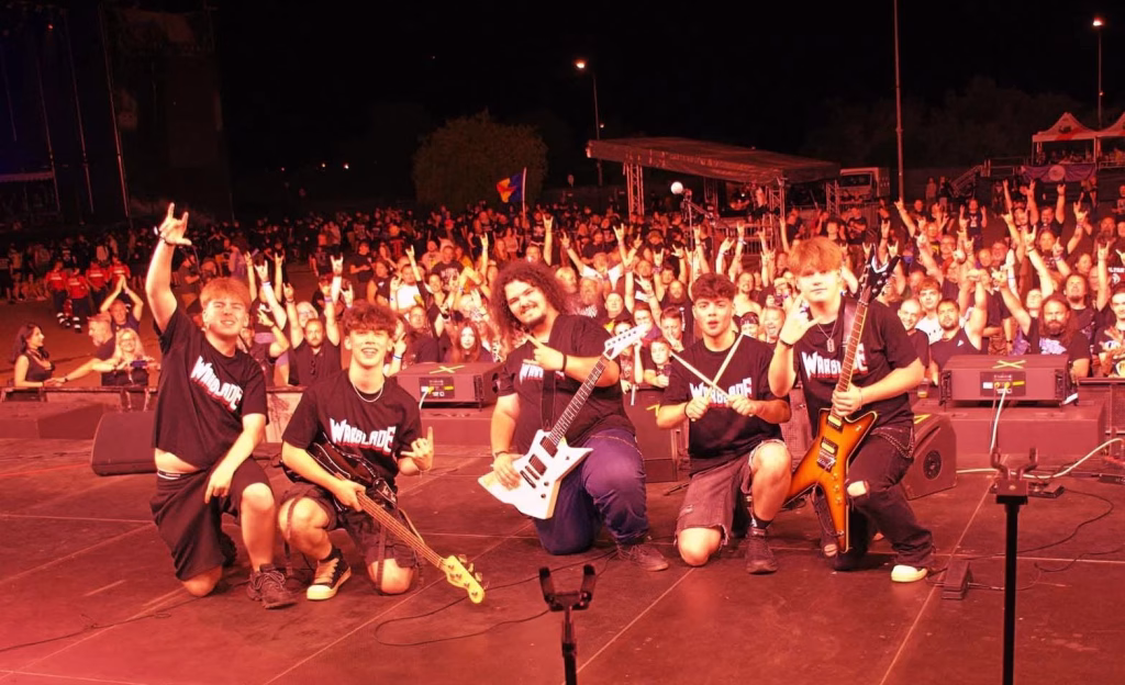 Membrii trupei Warblade pe scenă, în fața publicului, la Odyssea Rock Fusion Festival